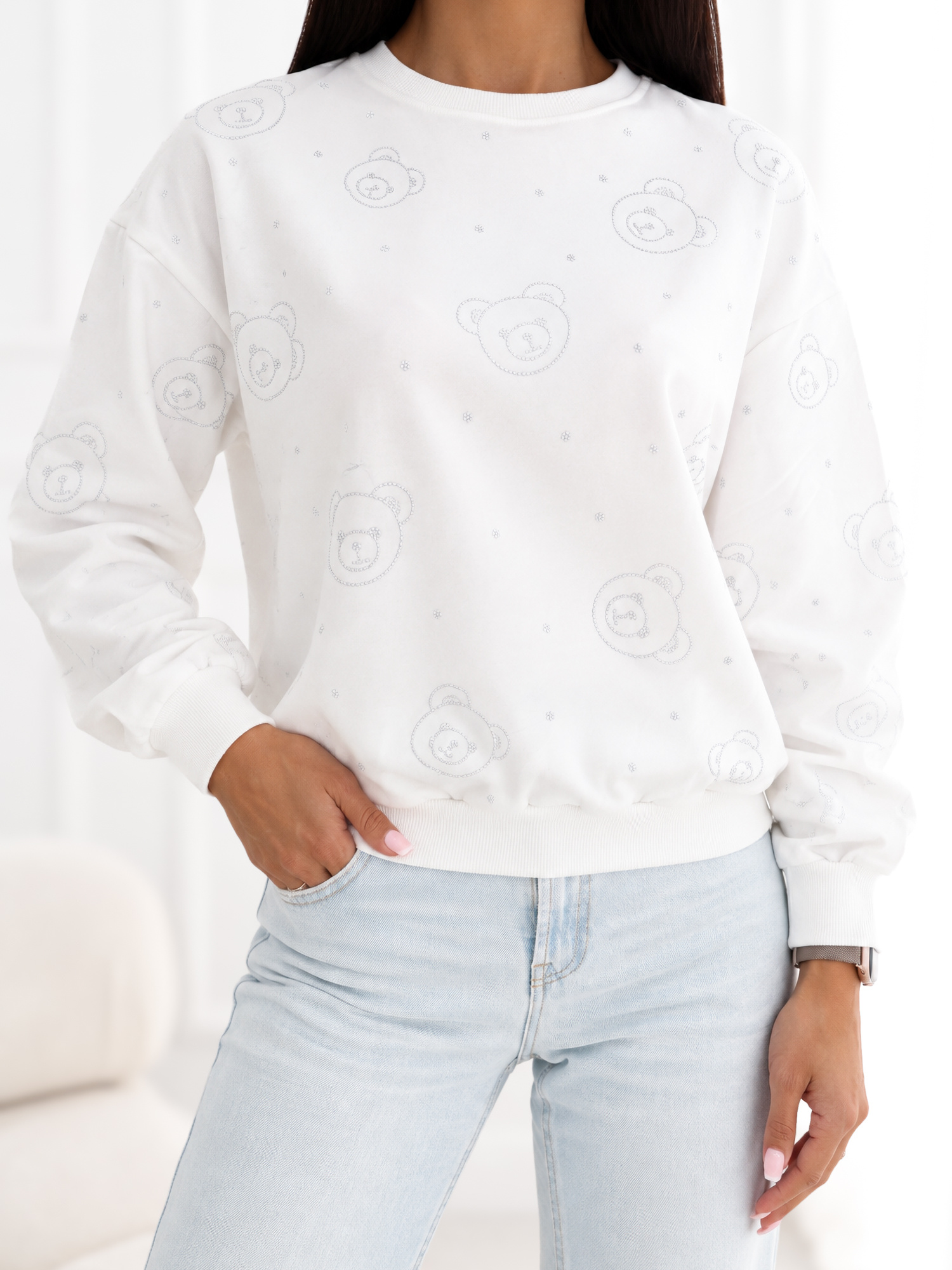 Ecru sweatshirt with a shiny motif.