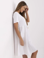 Biała letnia sukienka z ozdobnymi guzikami