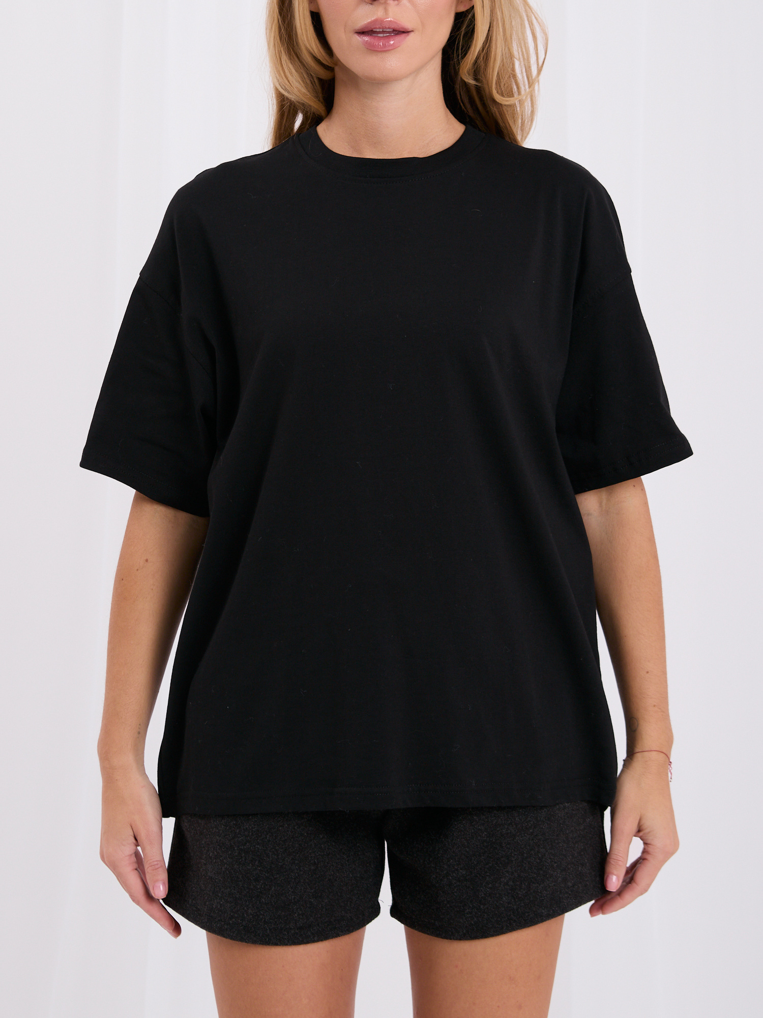 Czarny damski t-shirt basic z okrągłym dekoltem 