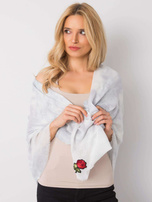 Szara chusta z naszywkami