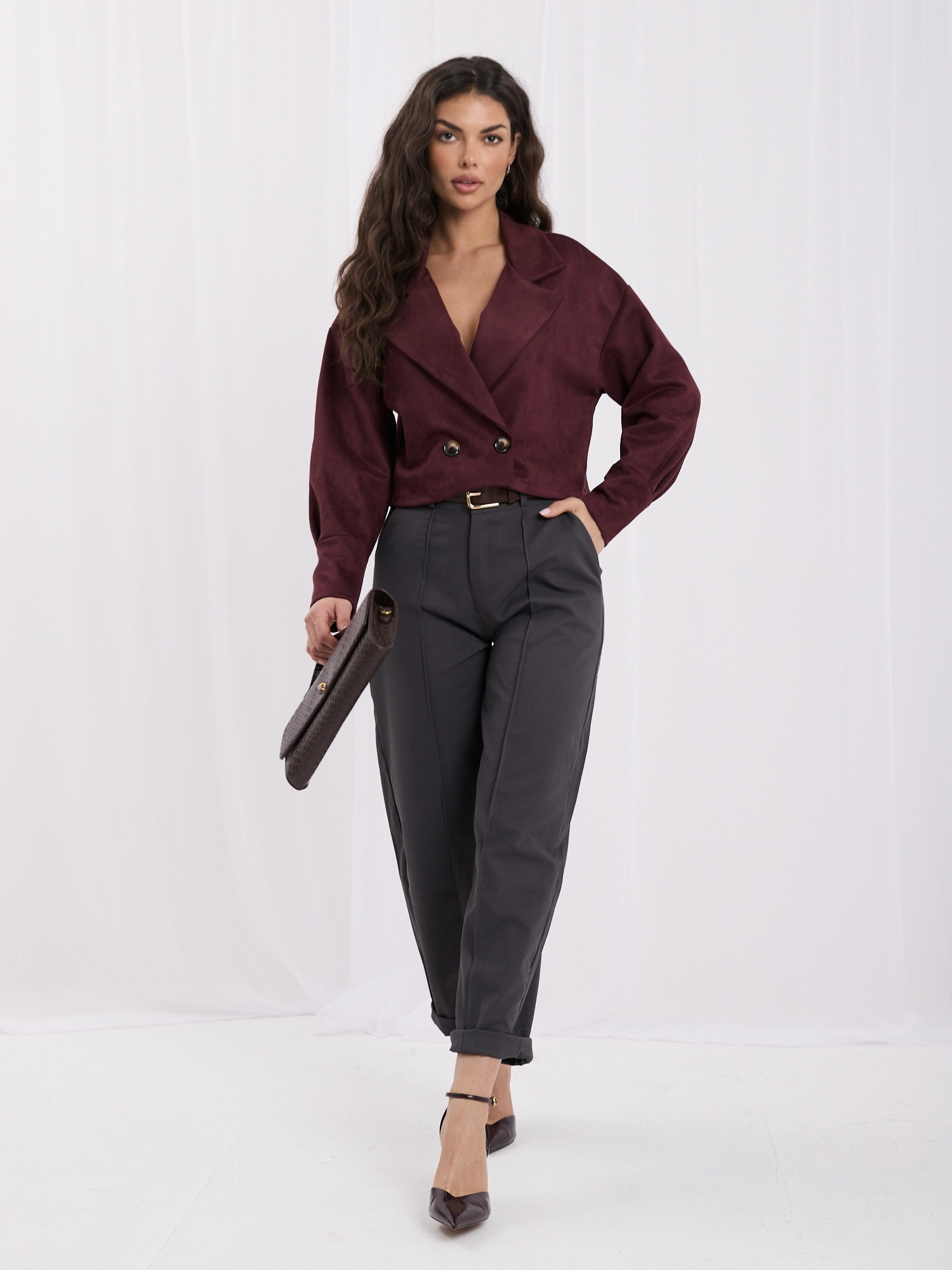 Burgundy jacket with a suede effect and puffed sleeve.