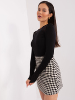 Hurt Czarna bluzka z siateczkowym dekoltem BASIC FEEL GOOD