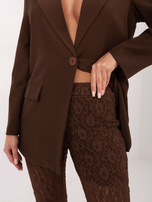 Brązowe spodnie z lekko rozszerzaną nogawką