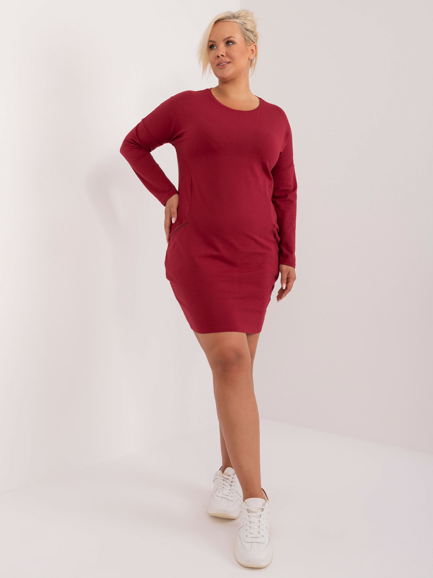 Hurt Bordowa dresowa sukienka plus size z napisami