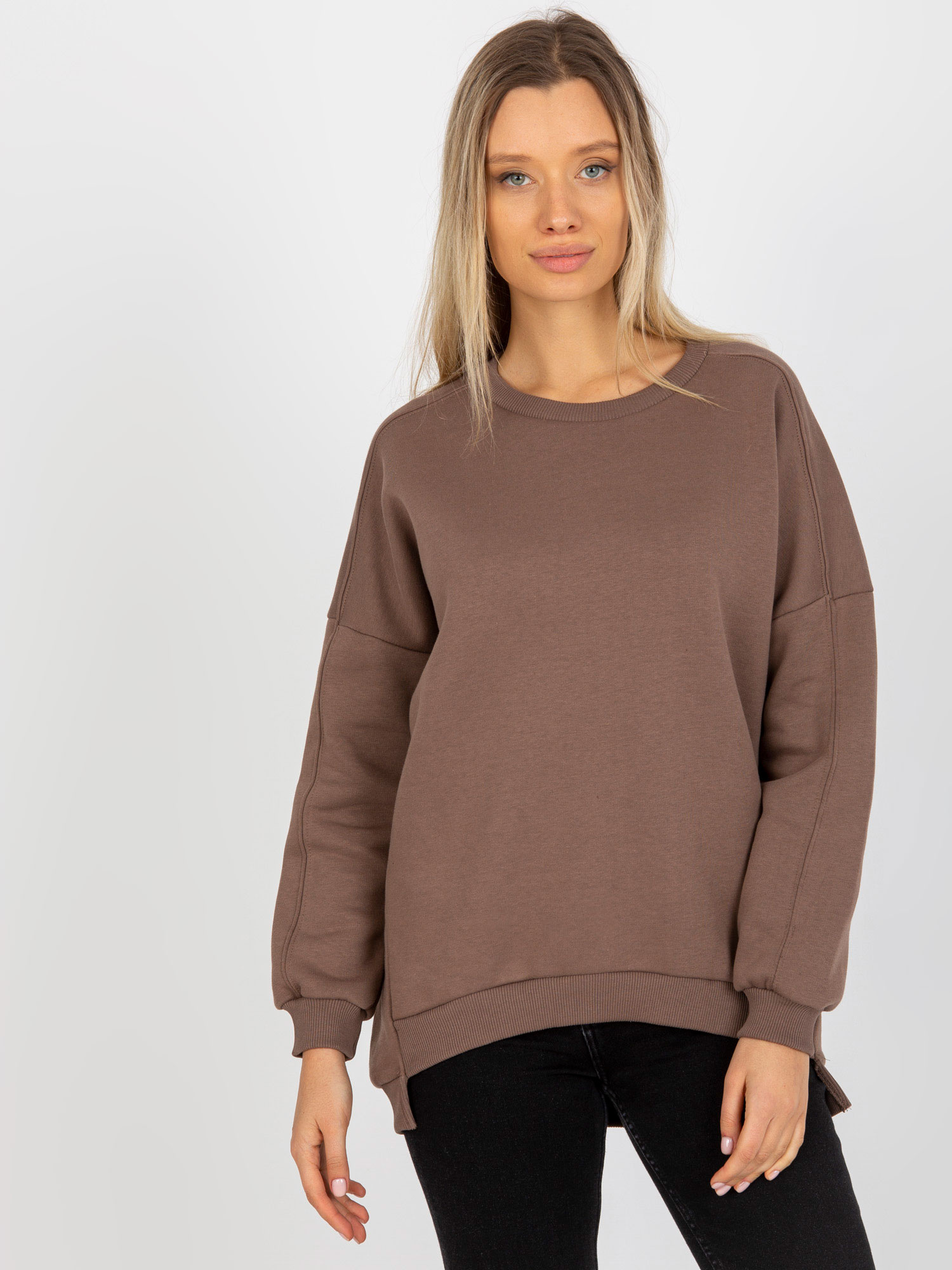 Hurtownia Brązowa dresowa bluza basic z długim rękawem 
