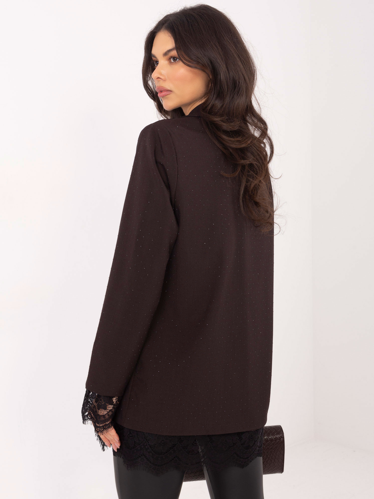 Hnědo-černá elegantní sako s krajkou.
