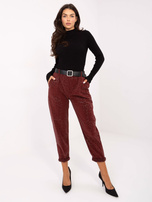 Bordowe spodnie z ekoskóry z paskiem