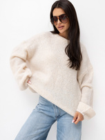 Jasnobeżowy sweter oversize z bufiastymi rękawami