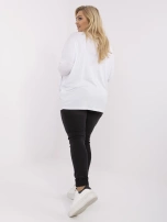 Balta moteriška bluzonė plus size su 3/4 iškirpte.