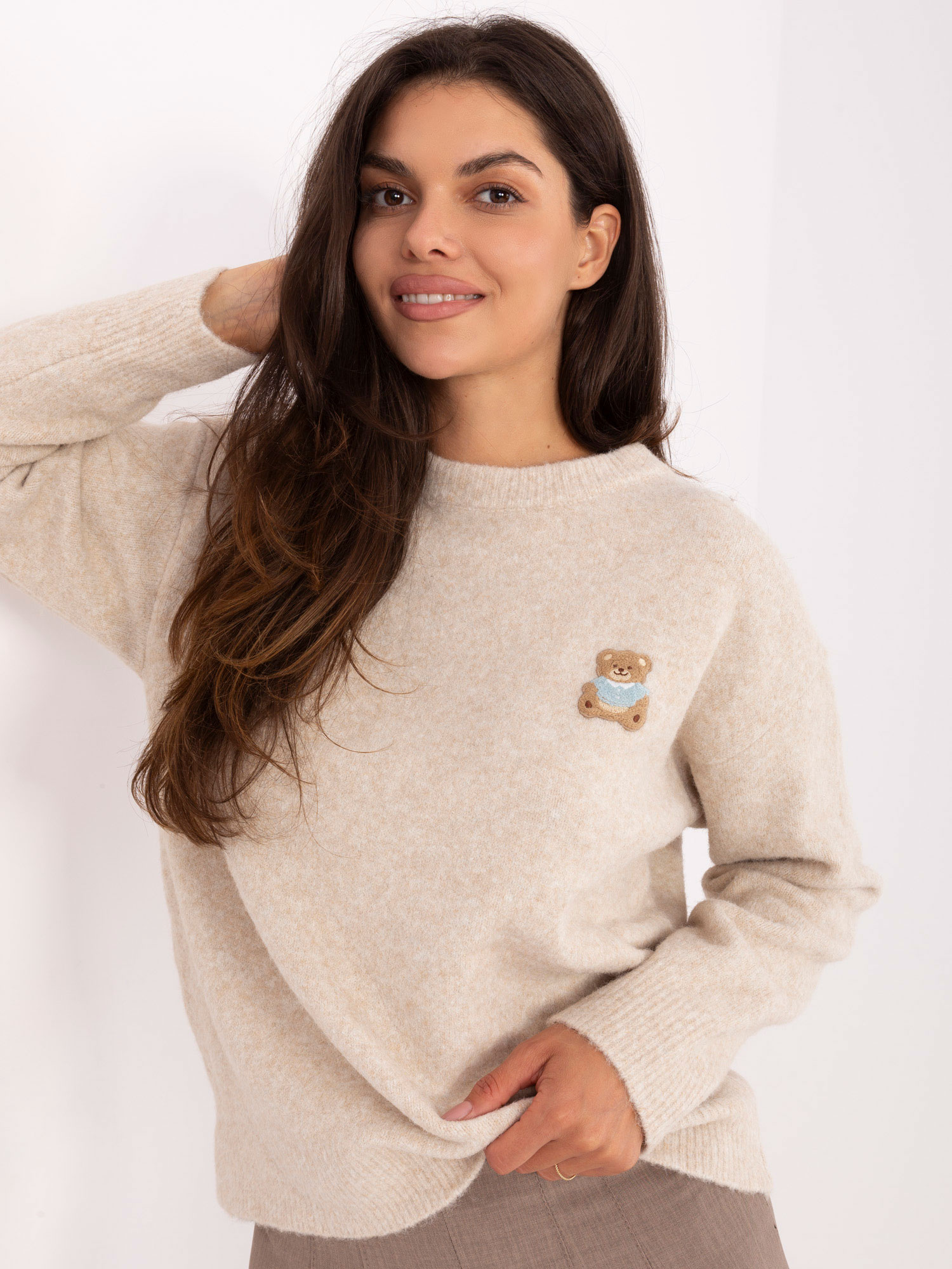 Beige Damenpullover mit Bärenapplikation.