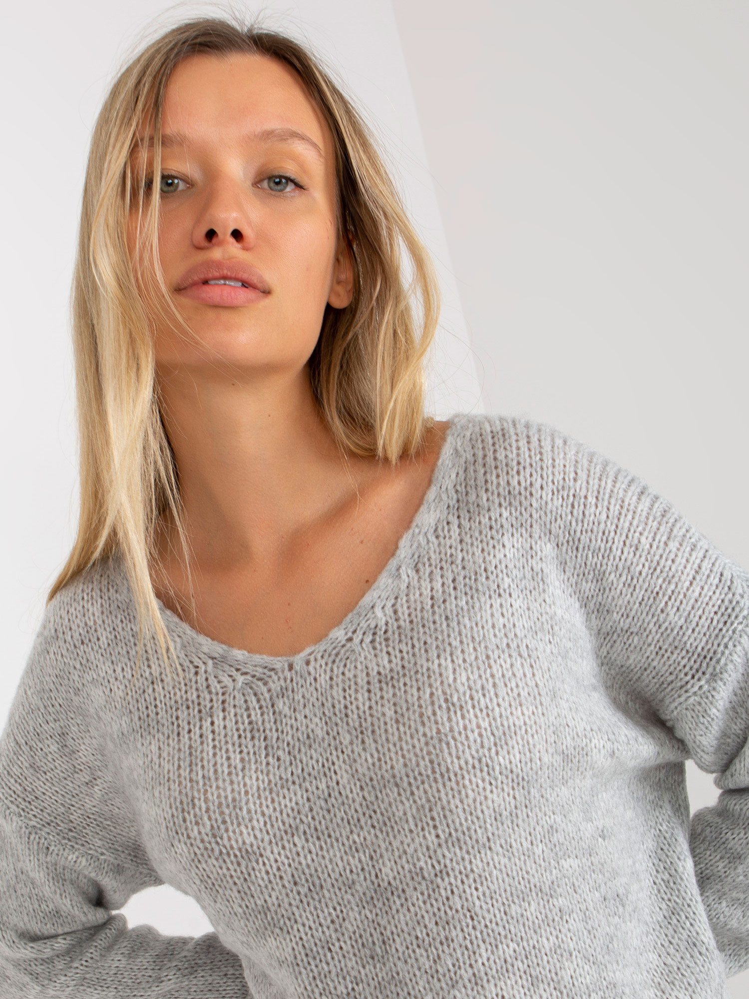 Hurt Szary sweter oversize z dekoltem w serek OCH BELLA 