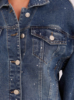 Dunkelblaue Jeansjacke mit dekorativen Nieten.