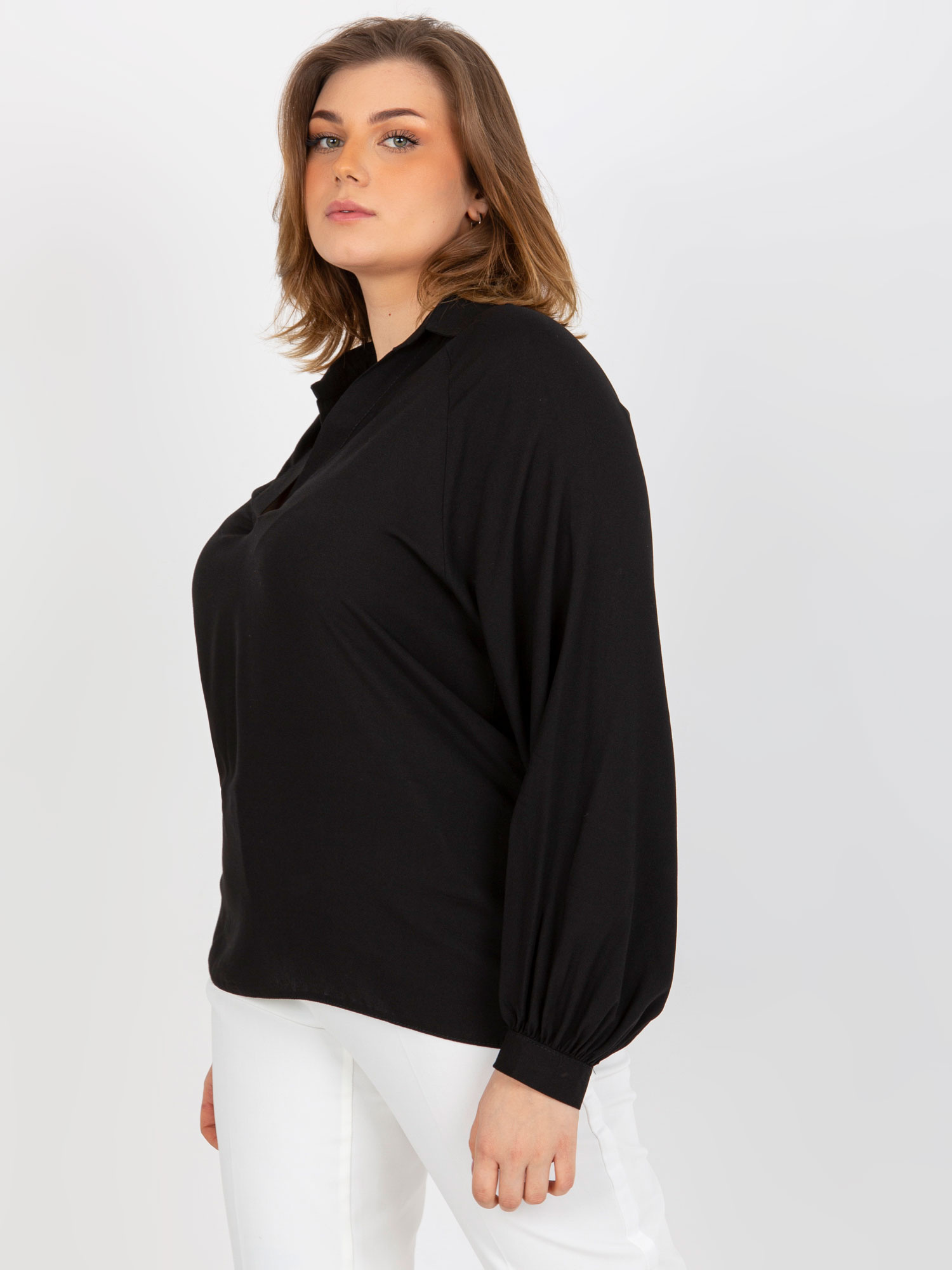 Czarna koszulowa bluzka plus size z wiskozy