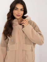 Hurtownia online Camelowa przejściowa kurtka z kapturem