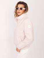 Jasnoróżowa pikowana kurtka z naszywką 
