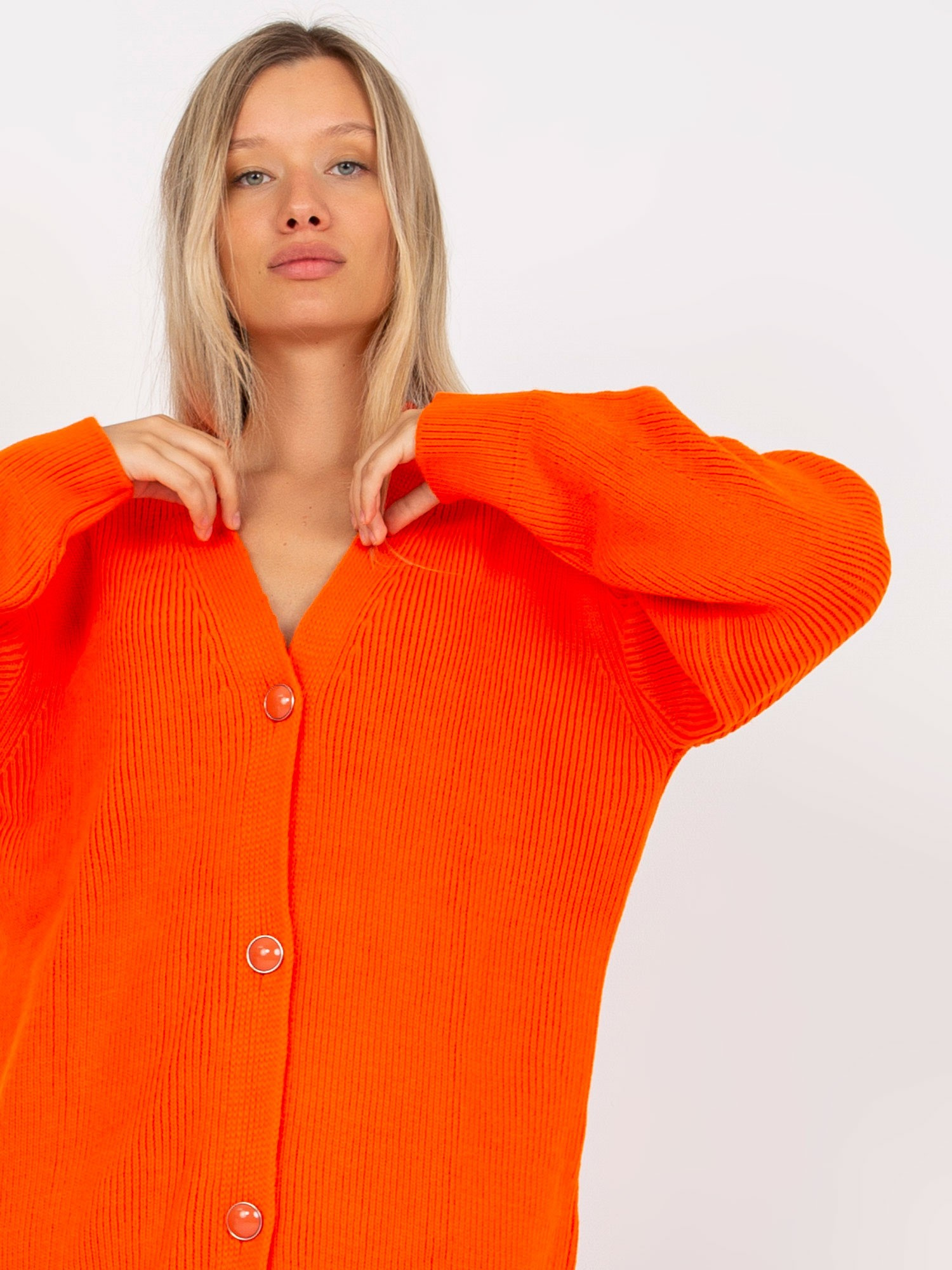 Pomarańczowy sweter rozpinany z ozdobnymi guzikami RUE PARIS