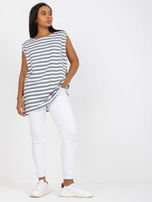 Online-Großhandel: Weiß-graues Plus-Size-Top mit Rundhalsausschnitt.