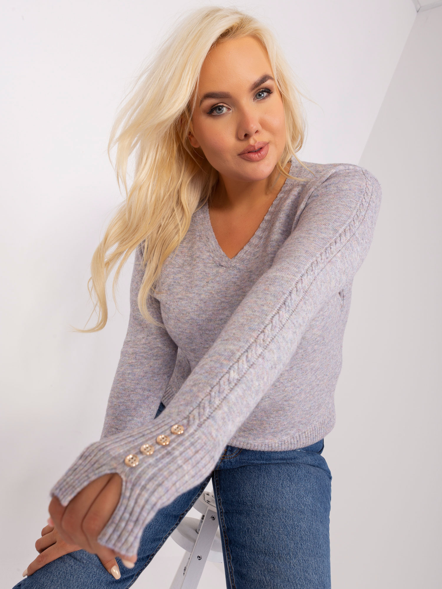 Szary damski sweter plus size z dekoltem V