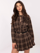 Brązowa damska koszula z kwiatową broszką