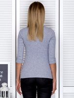 Jasnoszara bluzka w prążek z ozdobnymi kółeczkami