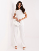 Ecru elegante Bluse mit dekorativem Detail.