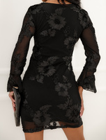 Schwarzes Mini-Kleid mit 3D-Blumenapplikation.