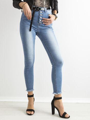 Blaue, gewaschene Jeans mit hoher Taille und Knöpfen.