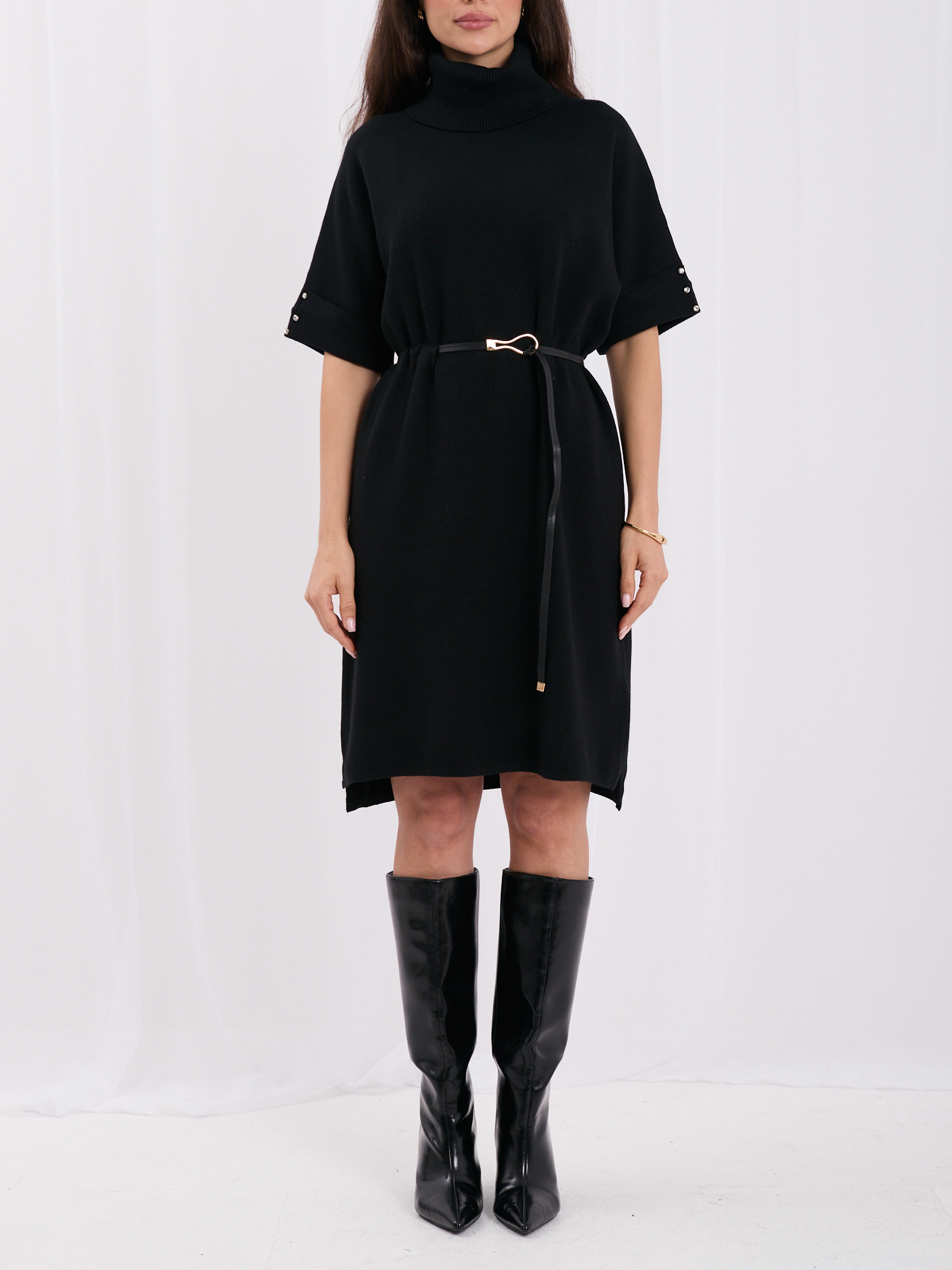 Schwarzes Strickkleid mit dekorativen Knöpfen an den Ärmeln.