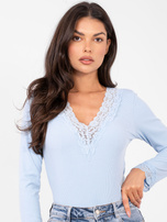 Jasnoniebieska prążkowana bluzka z dekoltem V