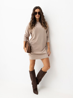 Bežė suknelė be gobtuvo.