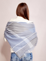 Helles blaues Strickschal.