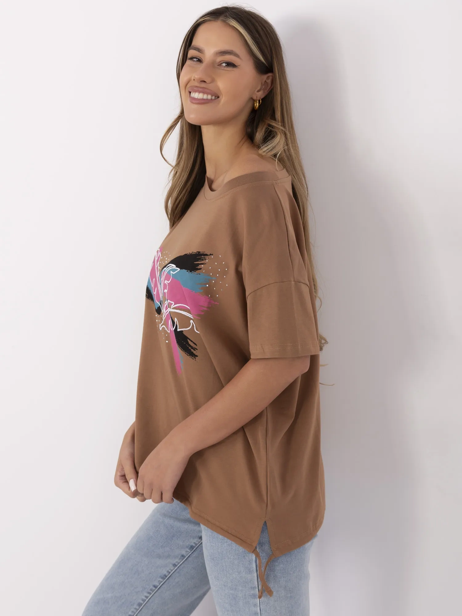 Jasnobrązowy damski t-shirt z nadrukiem