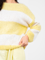 Pastelowy żółty sweter oversize w paski