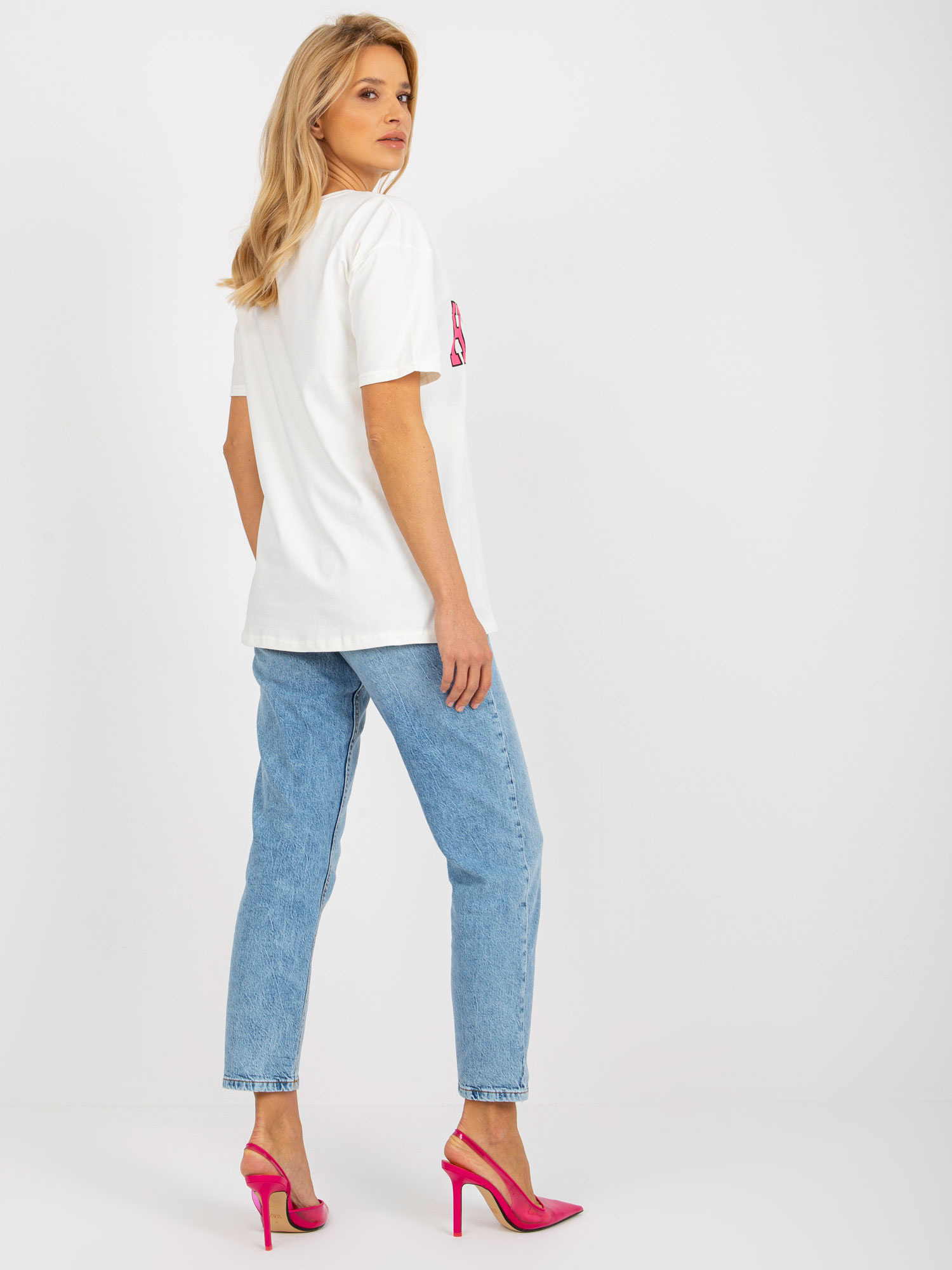 Ecru luźny damski t-shirt z nadrukiem