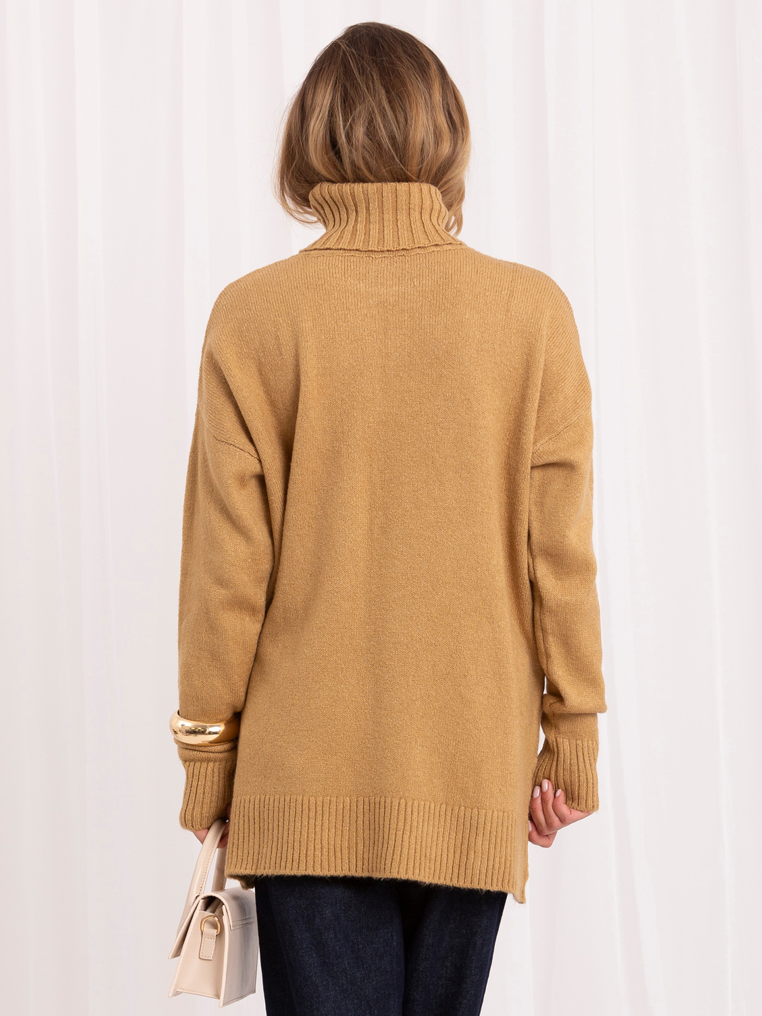 Großhandel Camelowy lockerer Pullover mit hohem Kragen RUE PARIS.