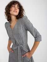 Hurt Biało-czarna midi sukienka koktajlowa w kratę z paskiem