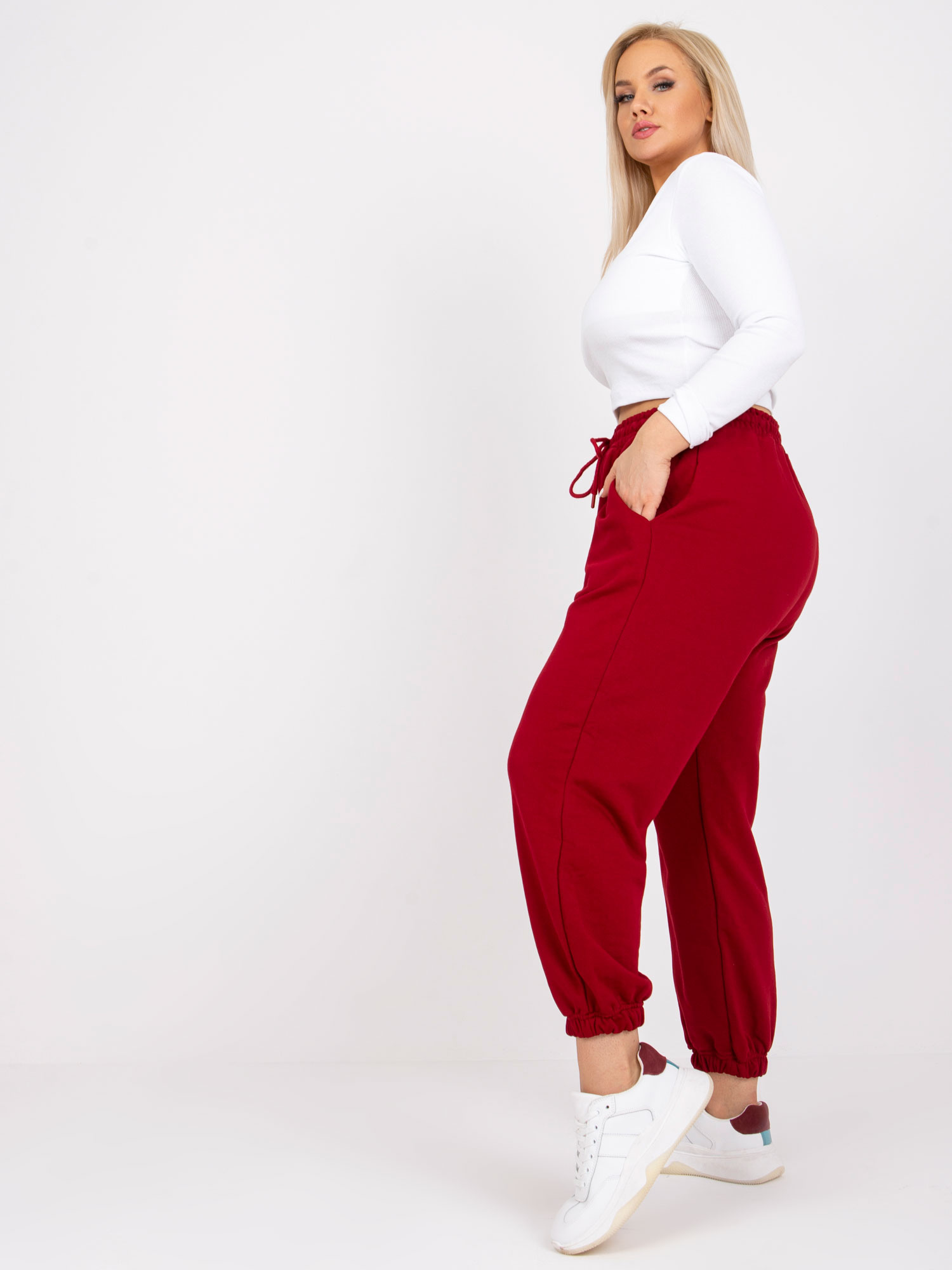 Bordo spalvos plus size sportinės kelnės su kišenėmis Ainhoa.