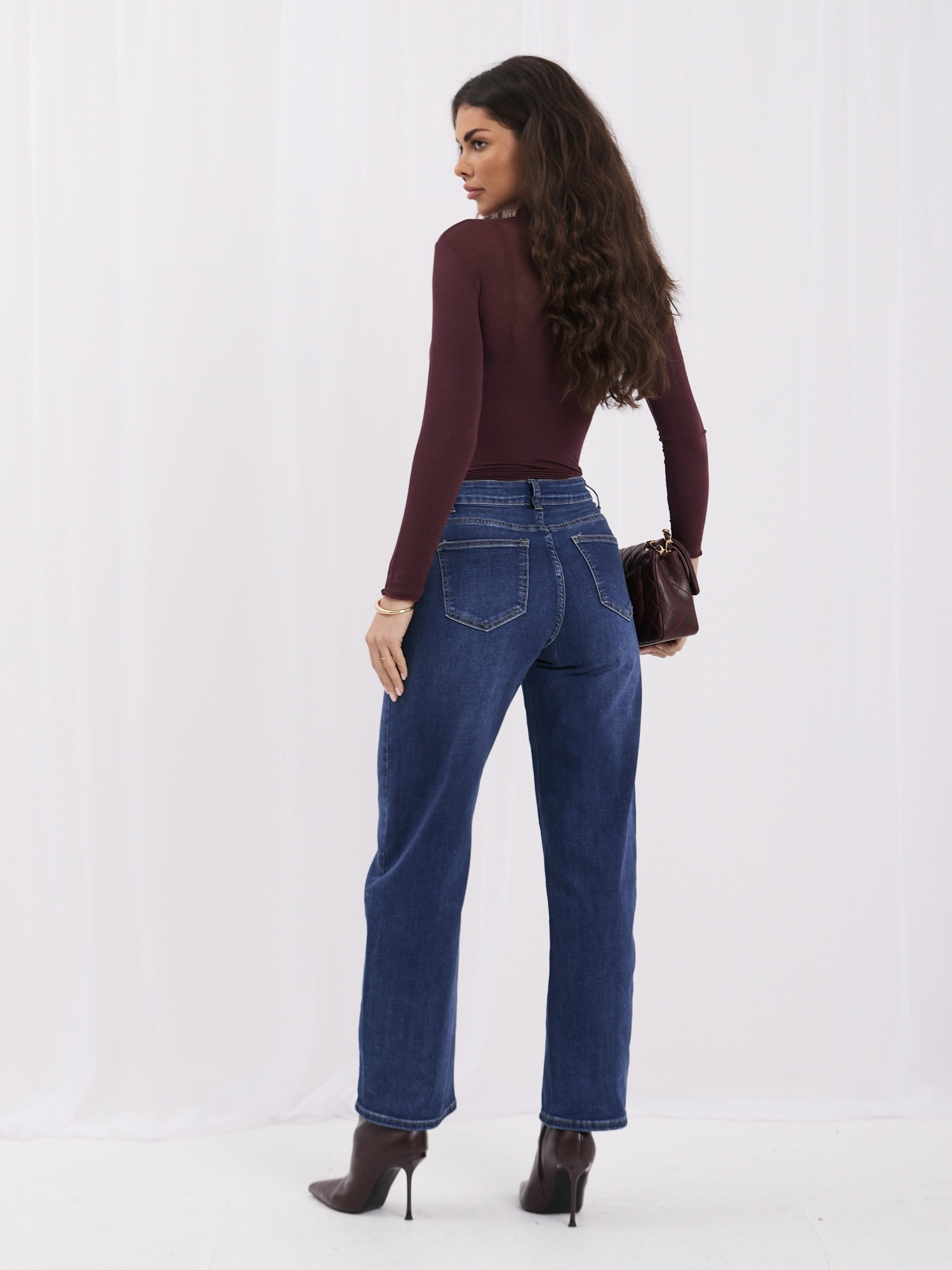 Dunkelblaue Damen Mom Jeans mit geradem Bein.