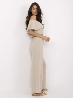 Beige langer Overall mit Gummizug in der Taille.