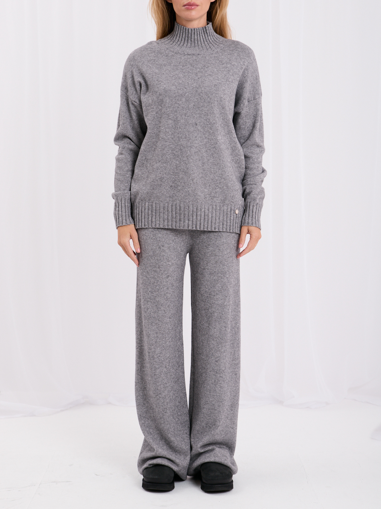 Szary swetrowy komplet ze spodniami wide leg