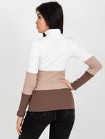 Hurtownia Ecru-brązowa bluzka basic z golfem w prążki 