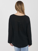 Czarna letnia bluzka z ozdobnym guzikiem