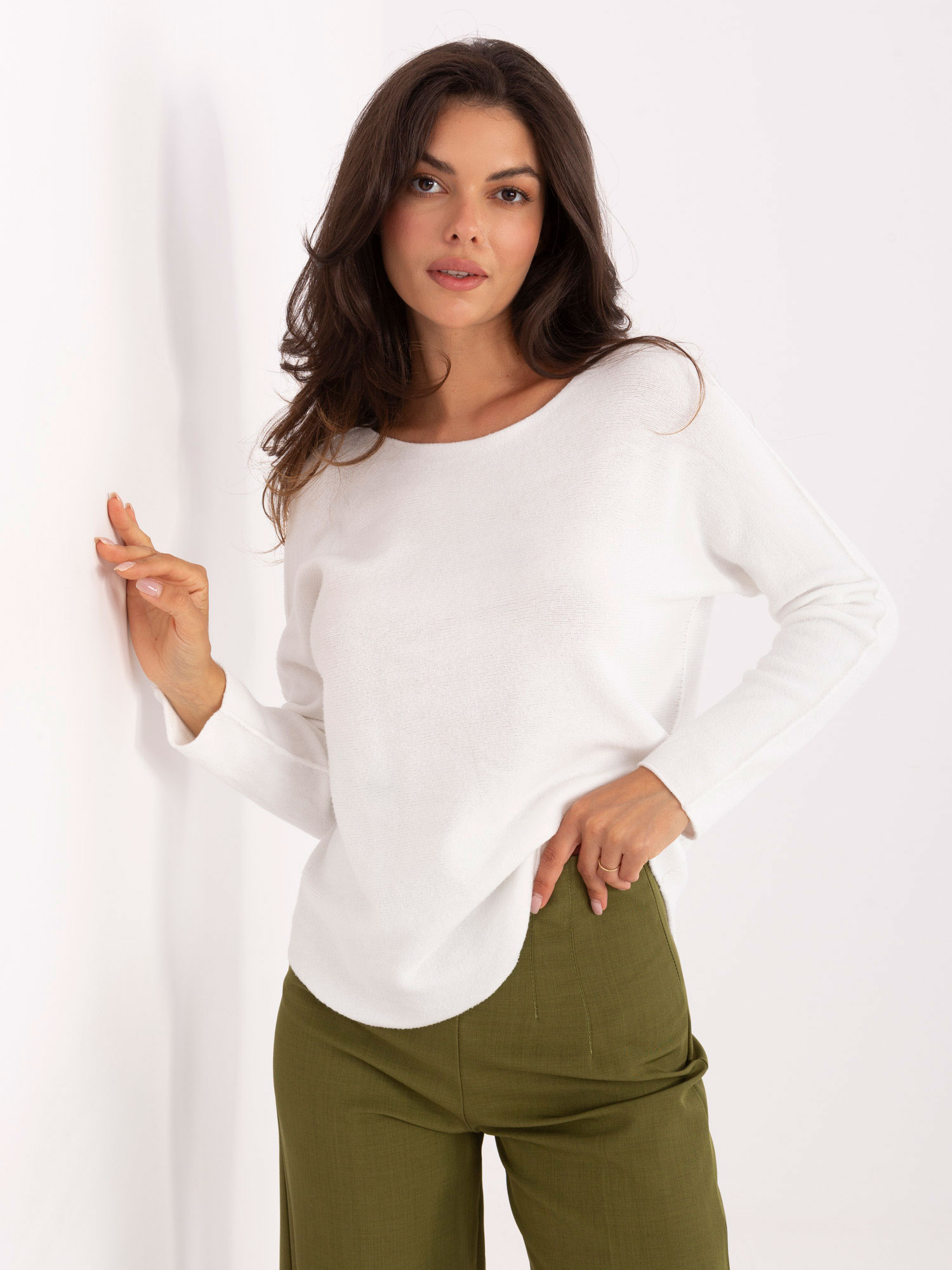 Weißer Damenpullover mit Viskose.
