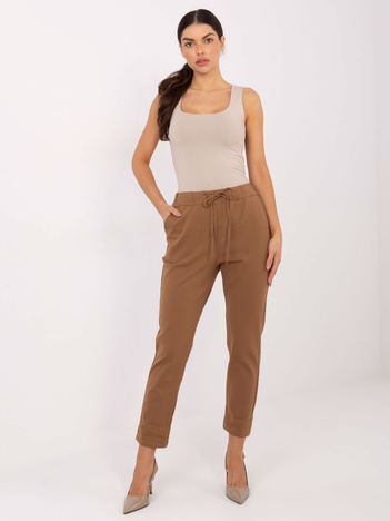 Camelowe materiałowe spodnie z kieszeniami 