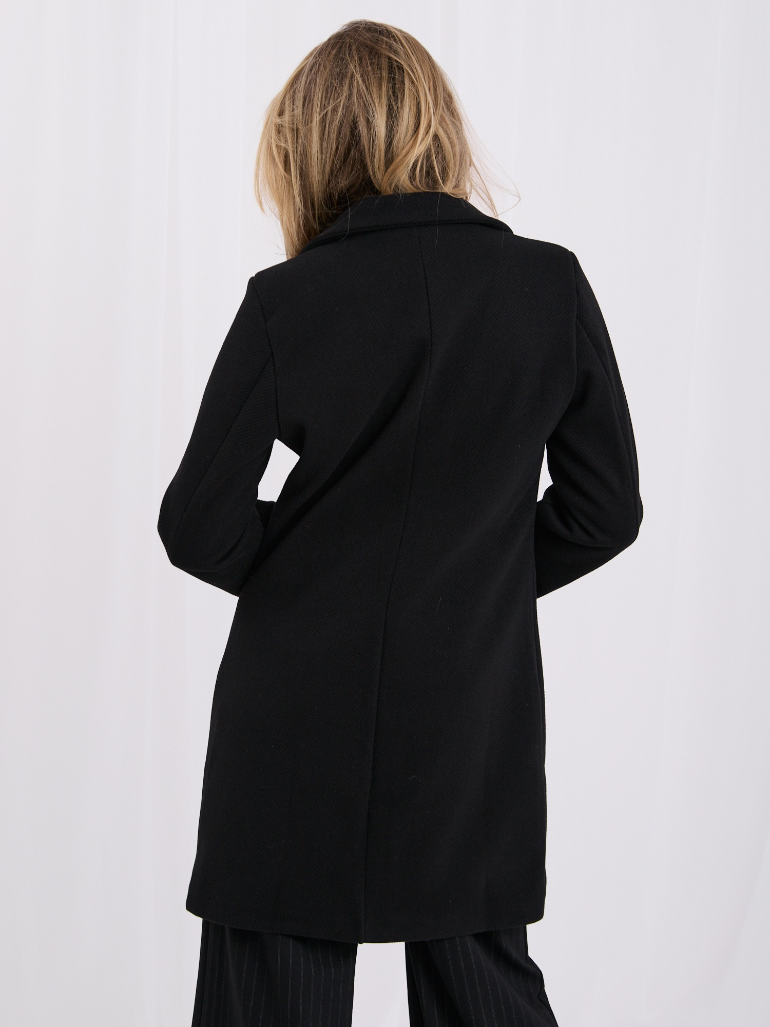 Czarny jednorzędowy płaszcz o prostym kroju OCH BELLA