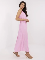Rosa Kleid mit Rüsche am Dekolleté.