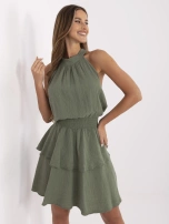 Khaki Musselin Kleid mit Rückenbindung.