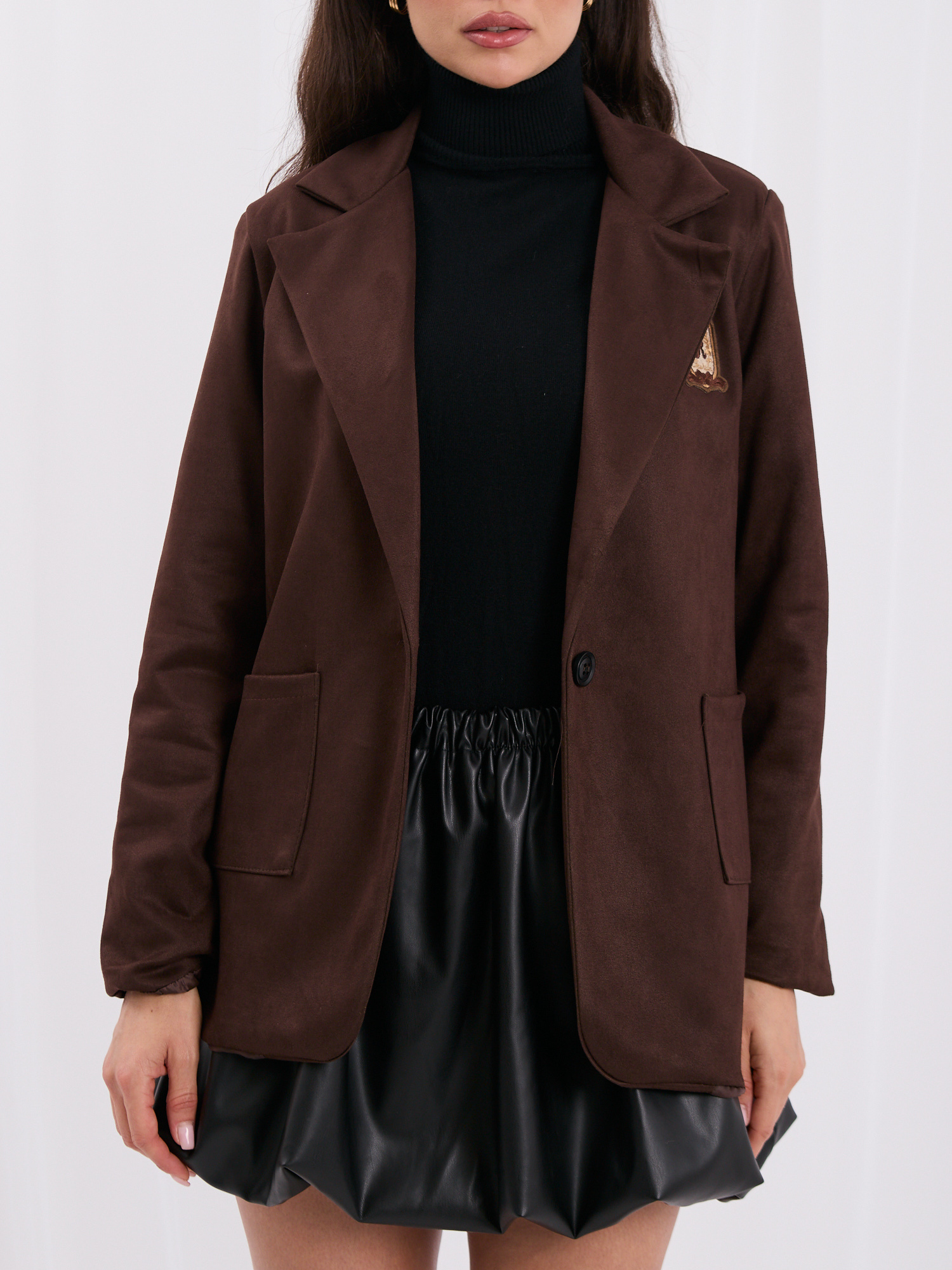 Hnědá dámská blazer v college stylu.