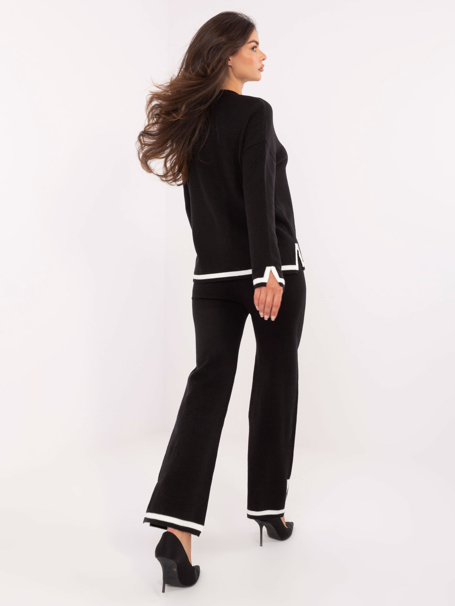 Black set with contrasting finishing.