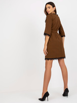 Hurt Jasnobrązowo-czarna sukienka koktajlowa w kratę z wiązaniem